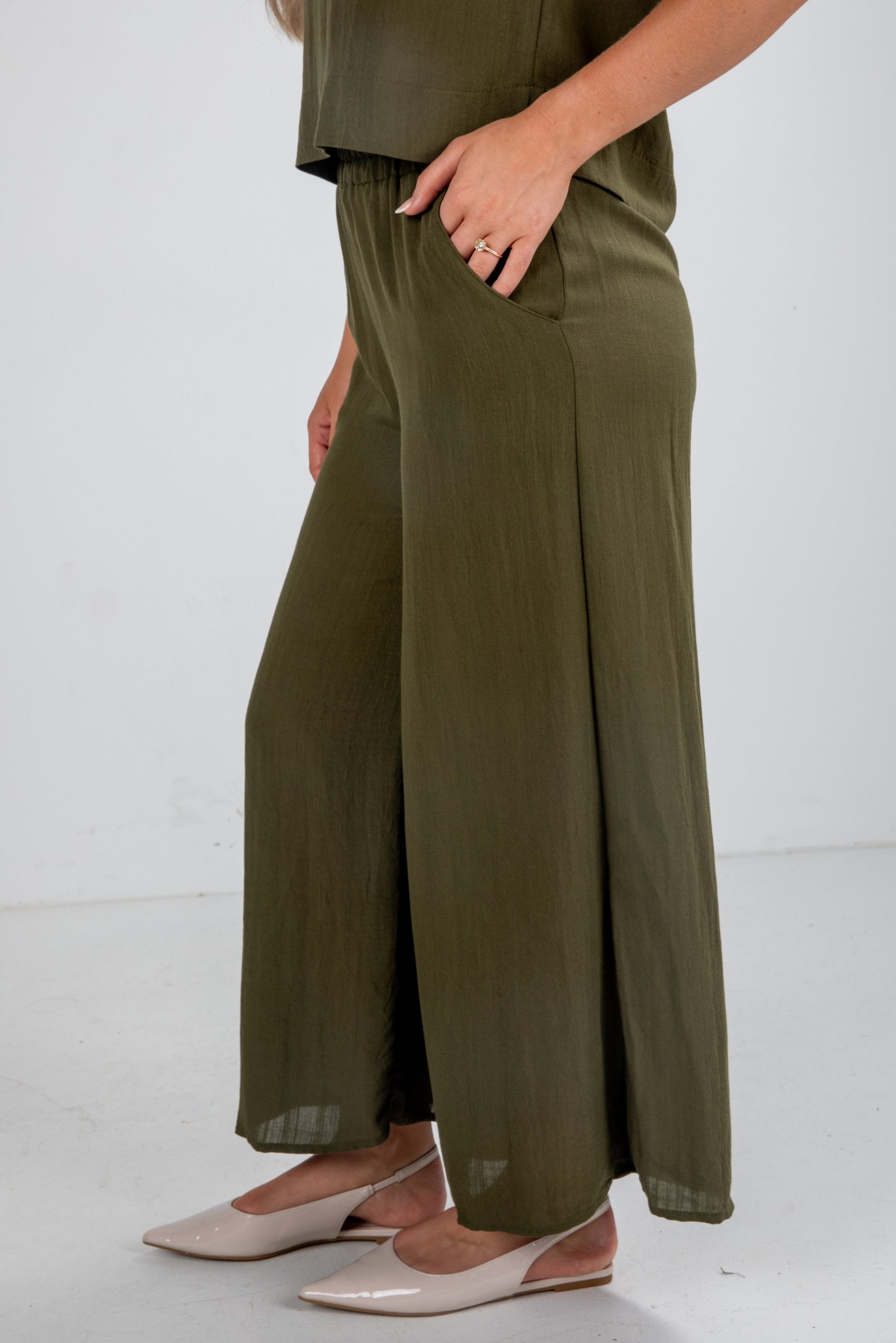 shopdressup_olive_wide_leg_pants-5_1712064d-1e0e-4fe3-a91b-9d54d72ed9e7.jpg